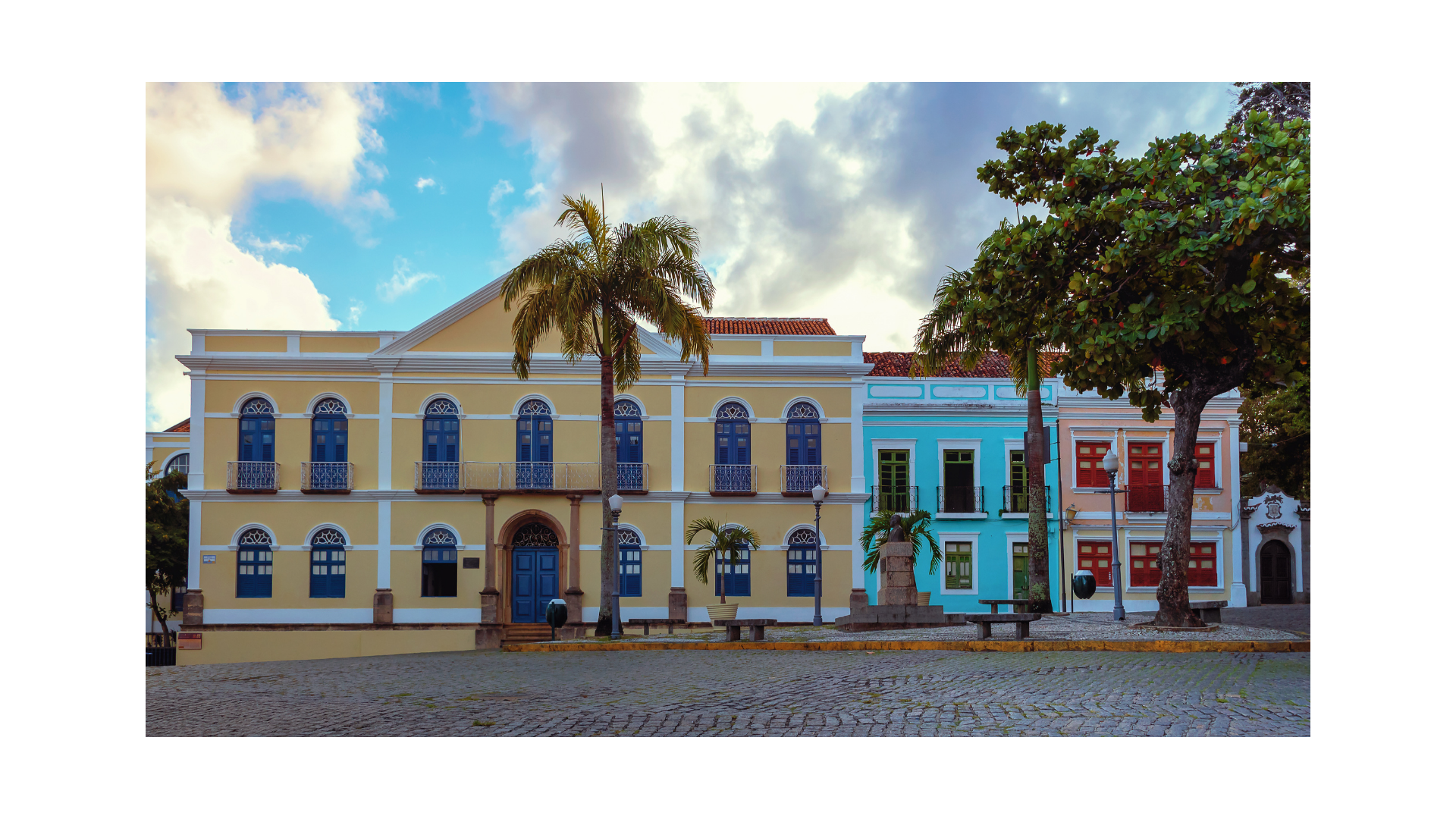 Imagem de uma praça com prédios históricos
