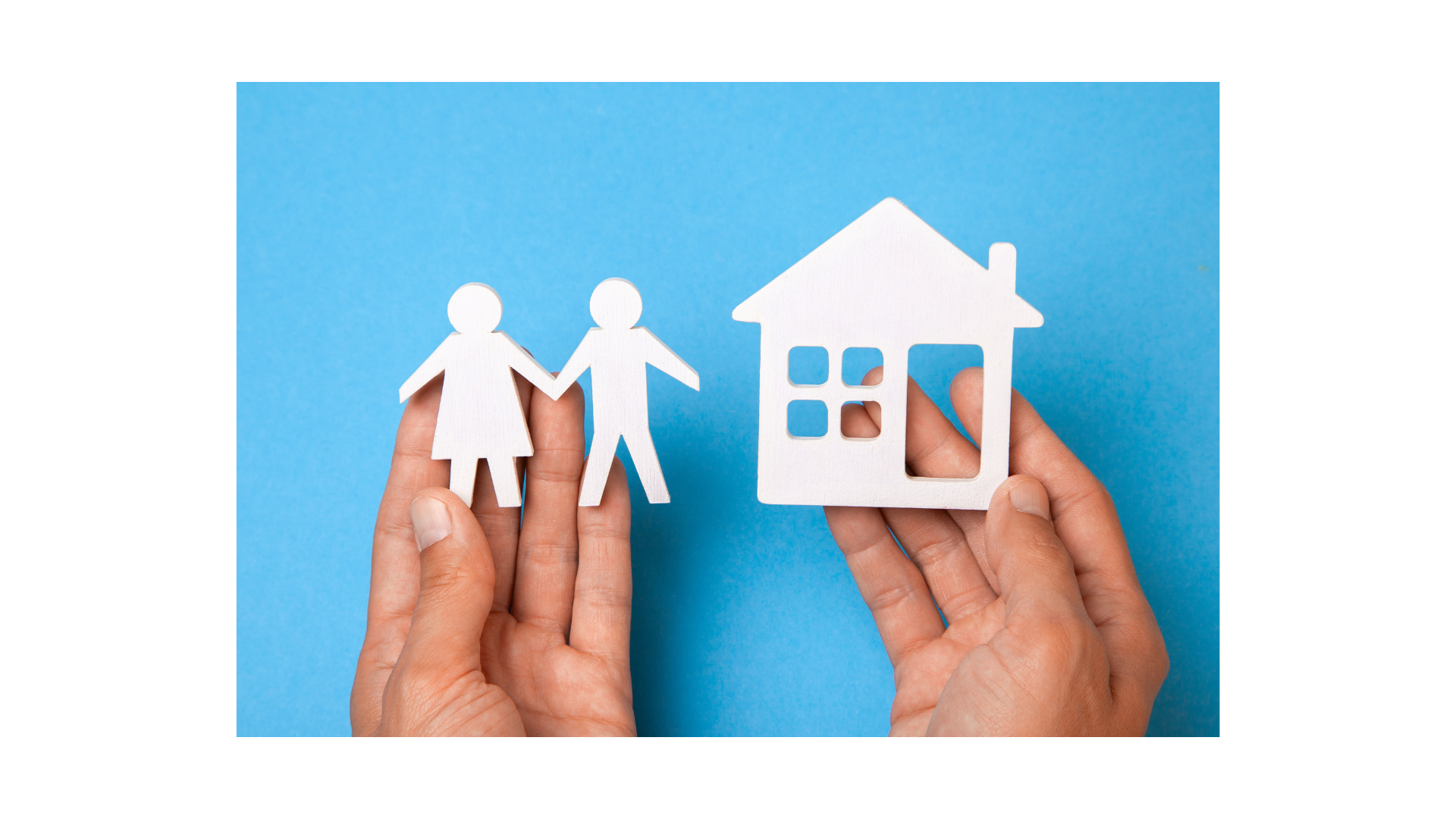 Imagem de uma pessoa segurando uma miniatura de uma família e uma casa feitos em recortes de papel