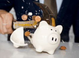 Consumidor quebrando cofrinho Superendividamento