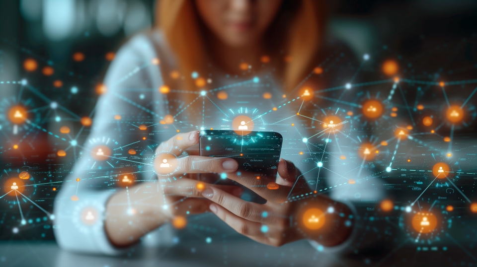 smartphone-com-icones-de-contato-holograficos-na-mao