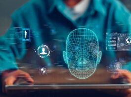 Deepfake, homem mexendo em um tablet, imagens olograficas de rostos escaneado aparecem flutuando, dados, informações