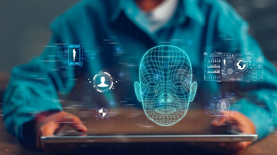 Deepfake, homem mexendo em um tablet, imagens olograficas de rostos escaneado aparecem flutuando, dados, informações