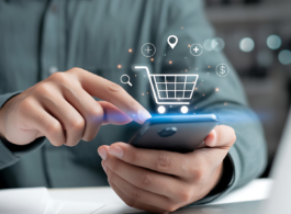 Celular barato veja quando desconfiar pessoa segurando celular fazendo compras online na frente do notebook