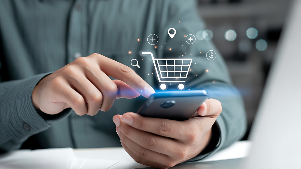 Celular barato veja quando desconfiar pessoa segurando celular fazendo compras online na frente do notebook